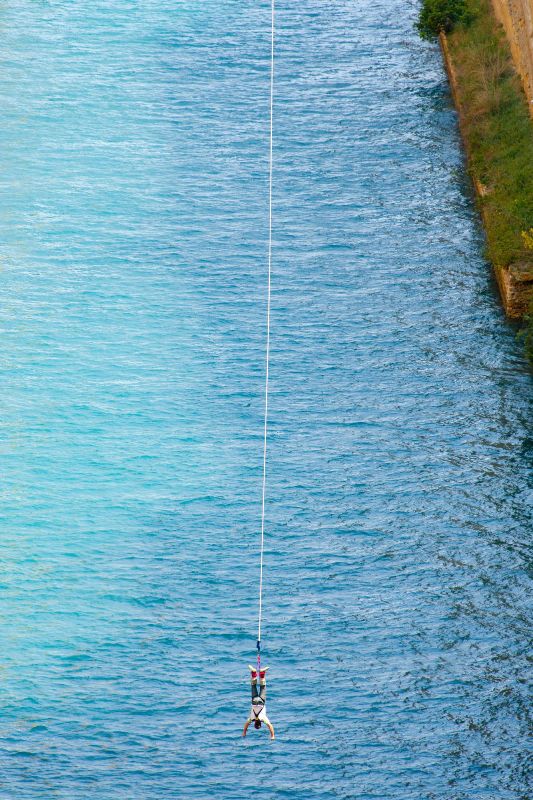 Fogadásból mélybe vetette magát a Ford PR igazgatója